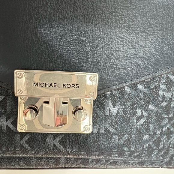 Michalel Kors Model Number 35S1SXOM2B / ROSE MESSENGER - Picture 6 of 15